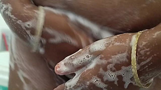 Aunty bathing viral video