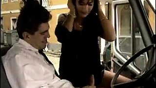Deutsche Lehrerin blst Busfahrer im Retro-Porno