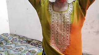 Desi aunty ko saman dene ke bahane pel diya