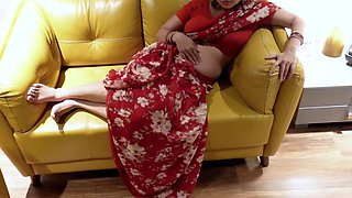 Beautiful Indian Housewife Aunty Handjob with Saree