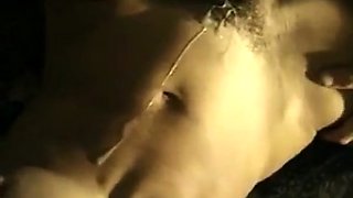 Haarige Muschi einer deutschen Ehefrau mit Sperma bedeckt