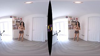 Do You Think I'm Hot? featuring Chelsea Essex - ZexyVR