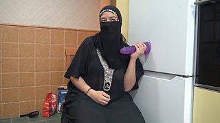 Arabian cuckold wife craves massive cocks