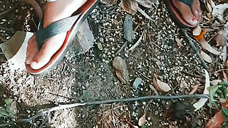 In the field, the desi sister-in-law opened her saree and showed the fat ass by showing the grain of the forest big pussy and persuaded to have sex in the open field.