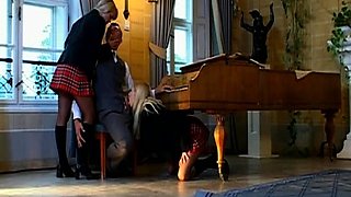 blond babe fisting herself and gapping