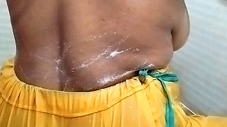 Desi hot saira stepsister bathing