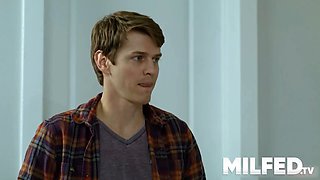 Cheating cougar tempts the teenager delivery boy - milfed