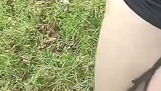 Latina En El Bosque Con Su Vecino Exhibiendo Su Culo Y Su Concha En Vestido Y Tangas
