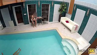 Hunt4k. sesso nella piscina privata