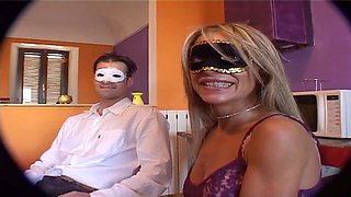 Hot glamour babe gives an epic blowjob in full video