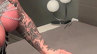 Tattoo MILFs Lesbo Hardcore Fuck with Strapon!