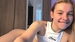 Jucielussie playing with natural boobs