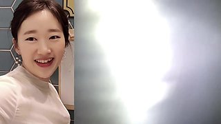 Yi Yuna Parttime Blowjob in a Toilet Enclosure