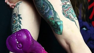 Bubble butt amateur goes solo with a toy in the powder room