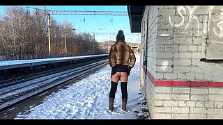 An Empty Winter Stаtion Is the Perfect Placeto Forget Your Skirt Exists