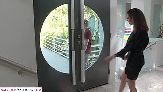 Shay Glances Gives Anthony More Than A Peak!!!