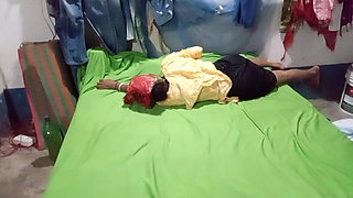 Desi Aunty k saath hot gand ki romantic video only kissing