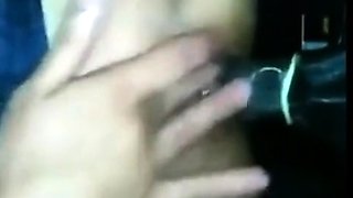 Elle se fait du bien dans la voiture avec son jouet