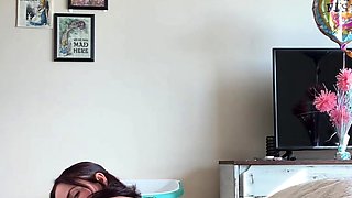 Solo big ass brunette uses toy