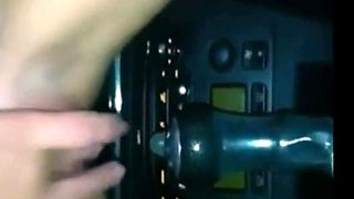 Elle se fait du bien dans la voiture avec son jouet