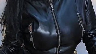 Amateur Latina Milf Masturbates on Cam