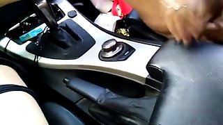 Mature franaise baise en voiture avec un gros clitoris