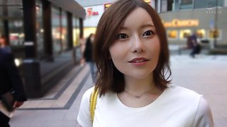 435MFCW-012　人生初中出しを不倫相手に捧げる上目遣い人妻の不倫SEX！タクシー内でバレないようにイチャイチャ→ホテルに着いてシャンパン爆発ハプニング！