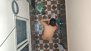 Saw the Neighbor's Sister-in-law Taking a Bath