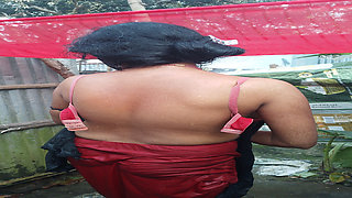 Alon sexy aunty out door bathe....
