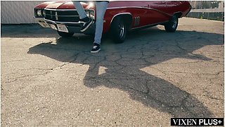 Parker Ambrose And Justine Jakobs In Fit Milf Justine Fucks Young Stud In His Classic Car