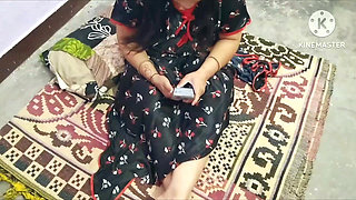 Bhabhi boyfriend se baat kar rahi thi dever ne dekh liya or pel diya.