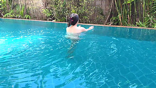 Hot Chinese Give Her Head and Got Penetrated in Swimming Pool