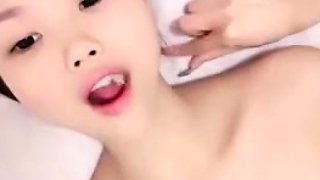 amateur jhulia cute fingering herself on live webcam