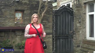 Insatiableme88 Is A Curvy Big Butt Milf Who Gets A Good Time With A Toyboy She Just Met Outside