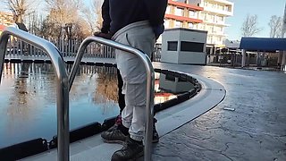 un tip ma ejagulat sperma pe balustrada cun vibrator