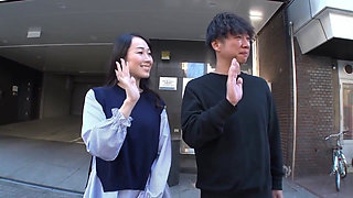 Mina Sakura Seductive Pussy Flash From the Sexy Neighbor Wife