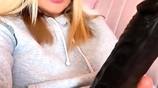 Hot amateur blonde pregnant toying her pussy solo