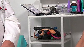 Feet exam and vagina check-up of hot cougar Belinda Bee