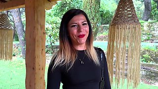 Lily Alix provides first aid in her own way... - Jacquie et Michel TV