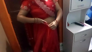 Beautiful bhabhi having wearing a beautiful saree.