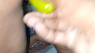 Iski Gand mein Bada karne ke liye isko khera de rahe hain acche se iske gand Badi Ho jaaye aur bada bada water le