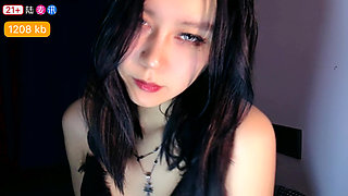 During a sex teacher's livestream, fans masturbated to her