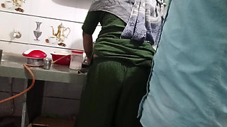 Bhabhi ki Gand Mein ungali Kar Di khana banate hue