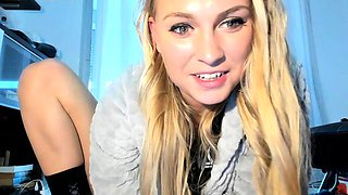 Amateur Blonde Teen Plays Solo with Toy Webcam Porn