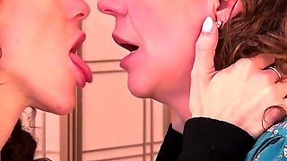 Kissing Girls