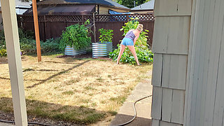 Rewarding My Neighbor with a Blowjob for Returning My Mail