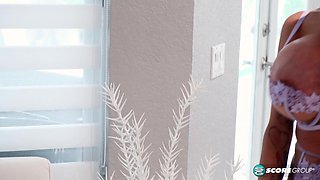 XXL-boobed Joslyn James Gets Off For You