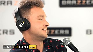 Horny girls Alexis Fawx & Alexis Tae have their bungholes crammed after the greatest podcast - brazzers