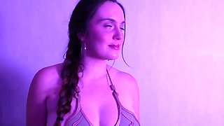 il va gicler son jus entre mes gros seins