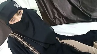 Muslim Housewife was fucked by home owner